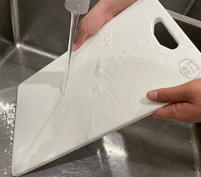 Rinsing of cutting board